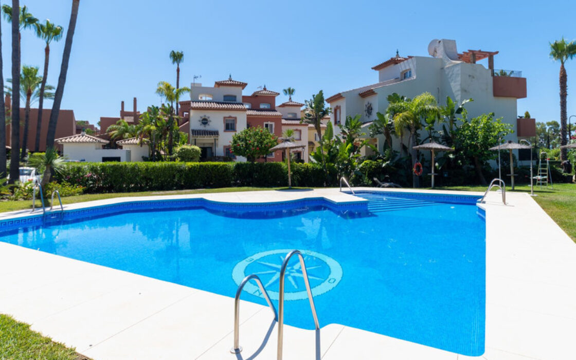 Таунхаус с террасой в Эстепоне 207 кв.м, 4 комнаты