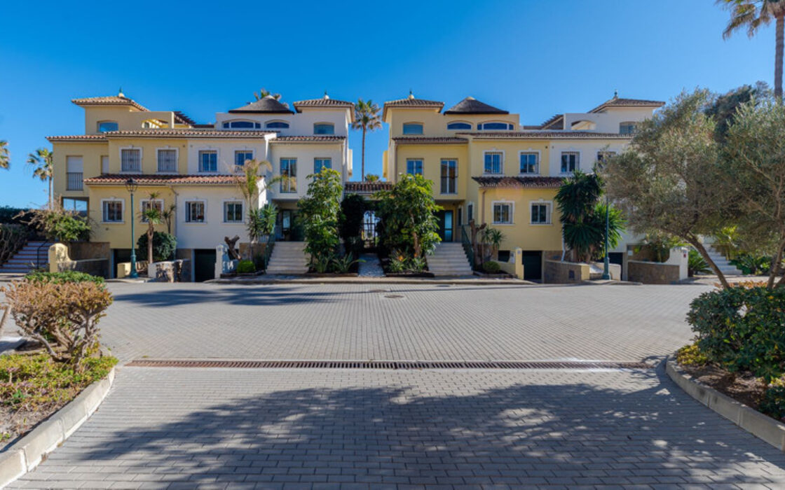 Таунхаус с террасой в Эстепоне 207 кв.м, 4 комнаты