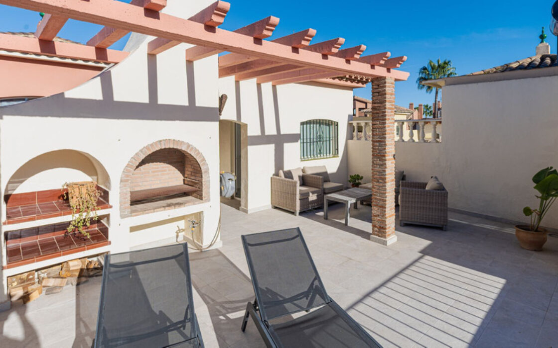 Таунхаус с террасой в Эстепоне 207 кв.м, 4 комнаты