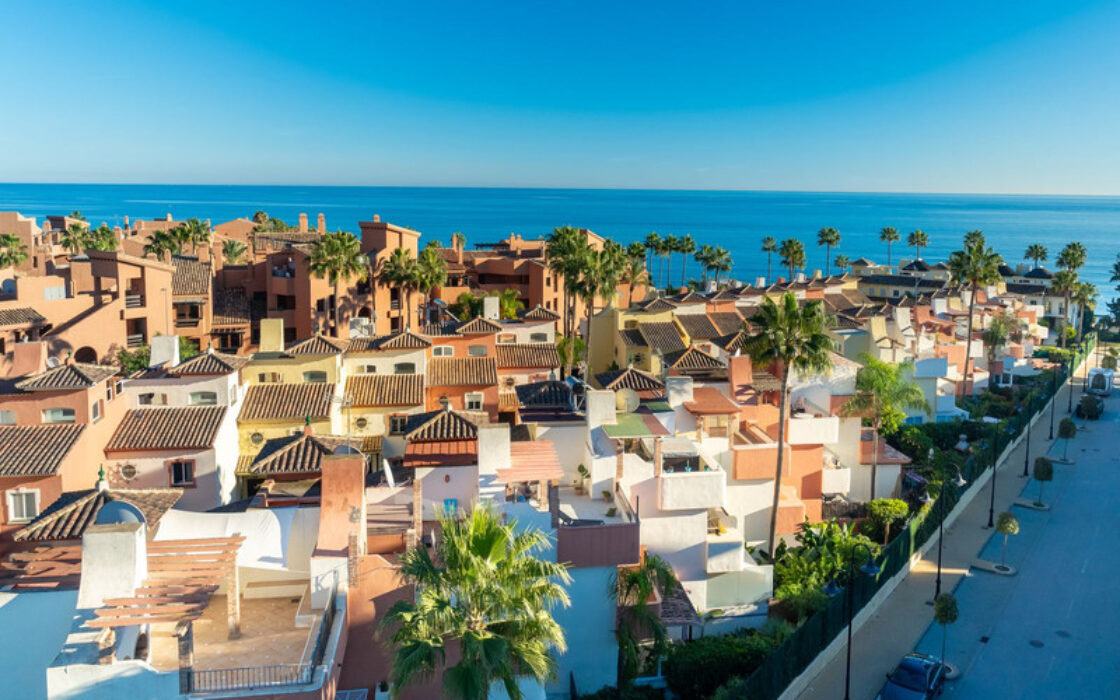 Таунхаус с террасой в Эстепоне 207 кв.м, 4 комнаты