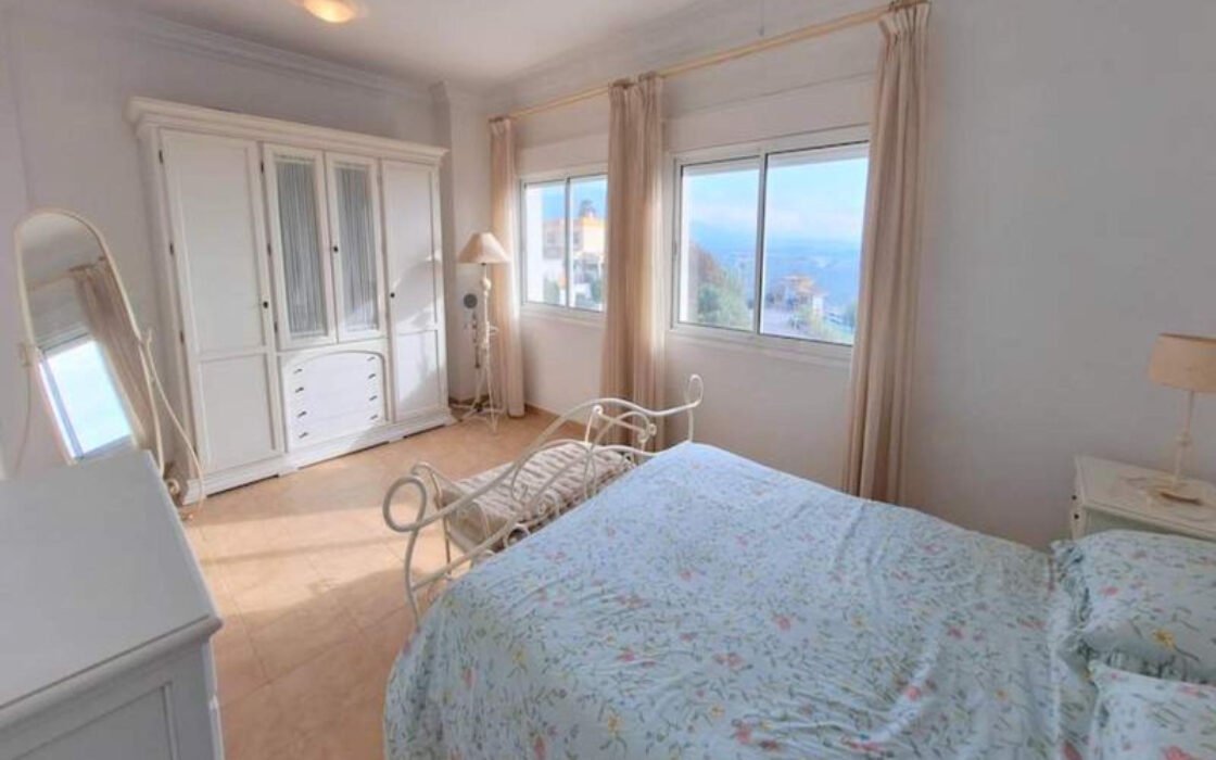 Просторный Таунхаус с Видом на Море в Манильве 146 кв.м