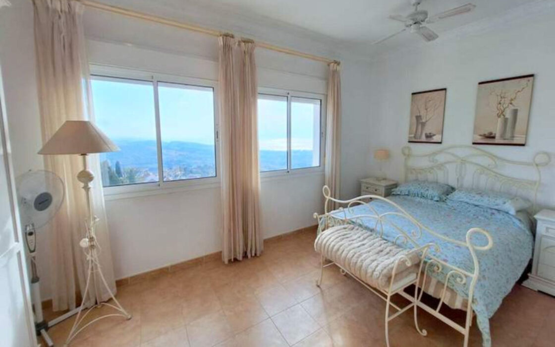 Просторный Таунхаус с Видом на Море в Манильве 146 кв.м