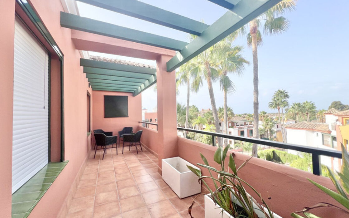 Дуплекс-пентхаус в Эстепоне с террасой и видом на море