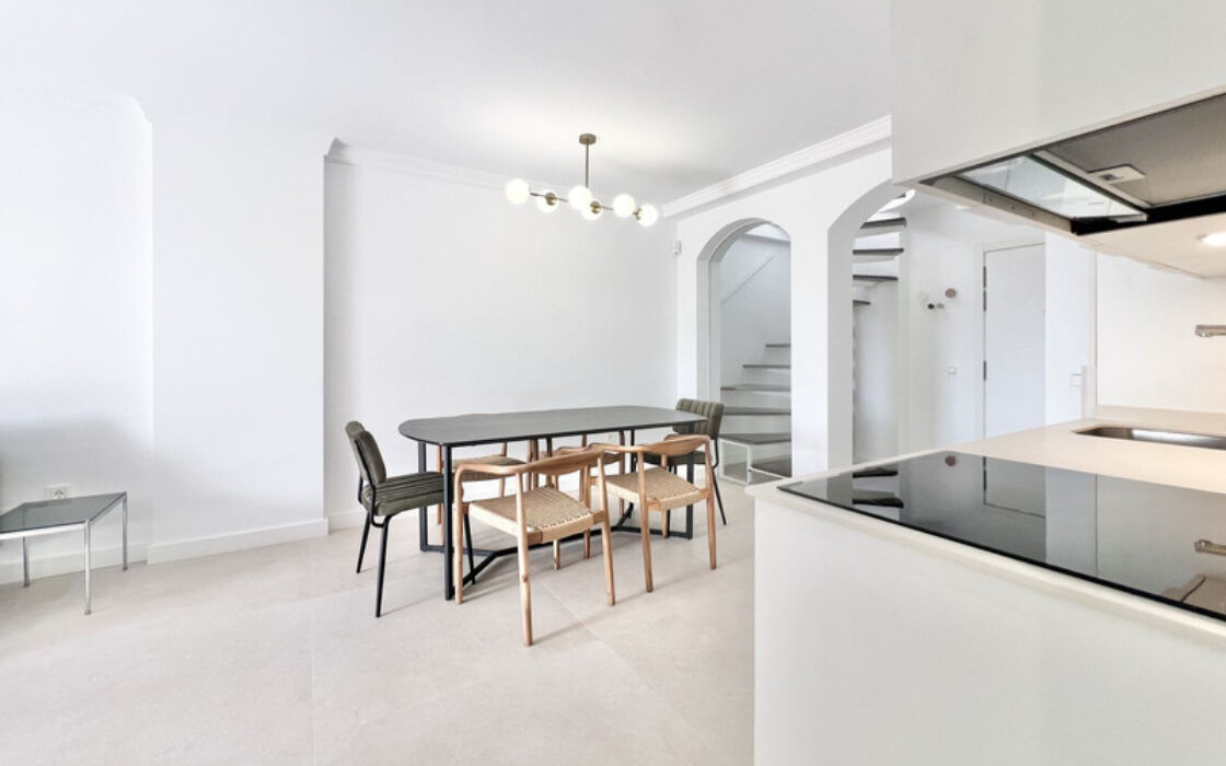 Дуплекс-пентхаус в Эстепоне с террасой и видом на море