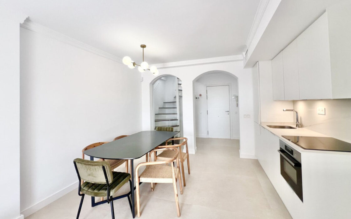 Дуплекс-пентхаус в Эстепоне с террасой и видом на море