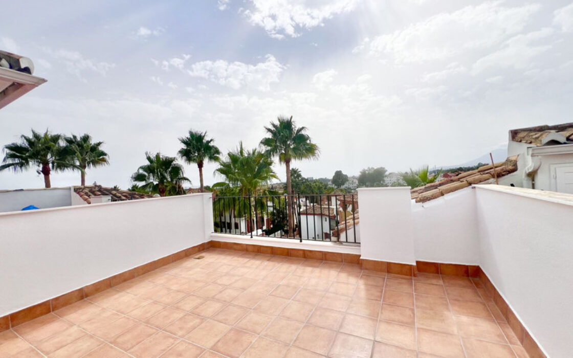 Дуплекс-пентхаус в Эстепоне с террасой и видом на море