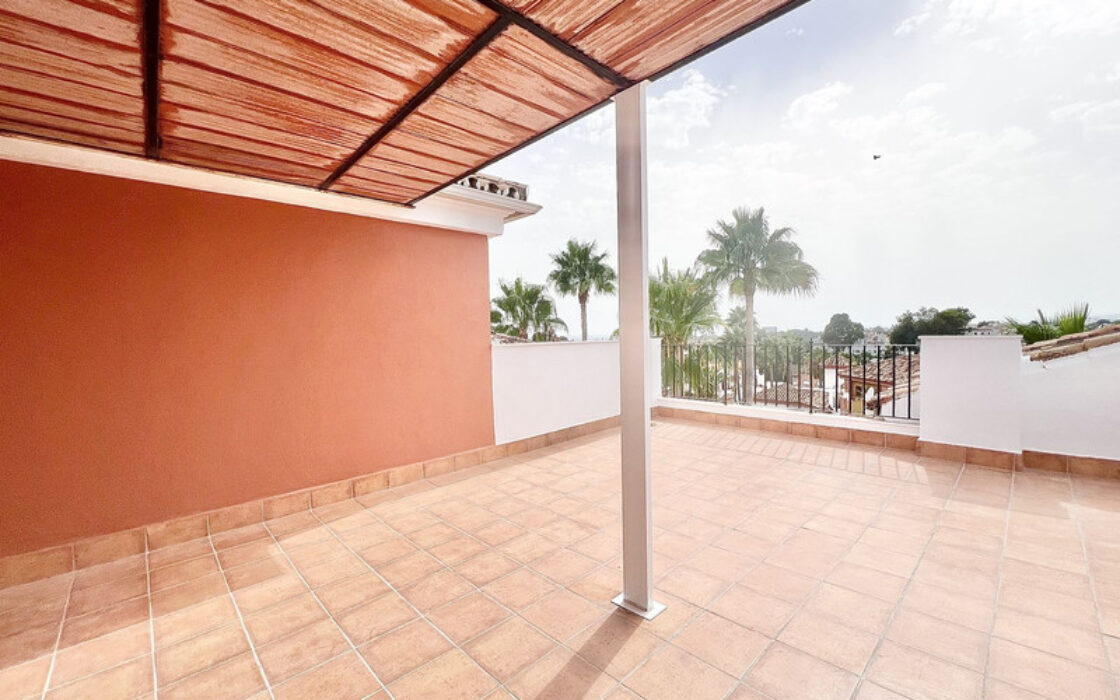 Дуплекс-пентхаус в Эстепоне с террасой и видом на море
