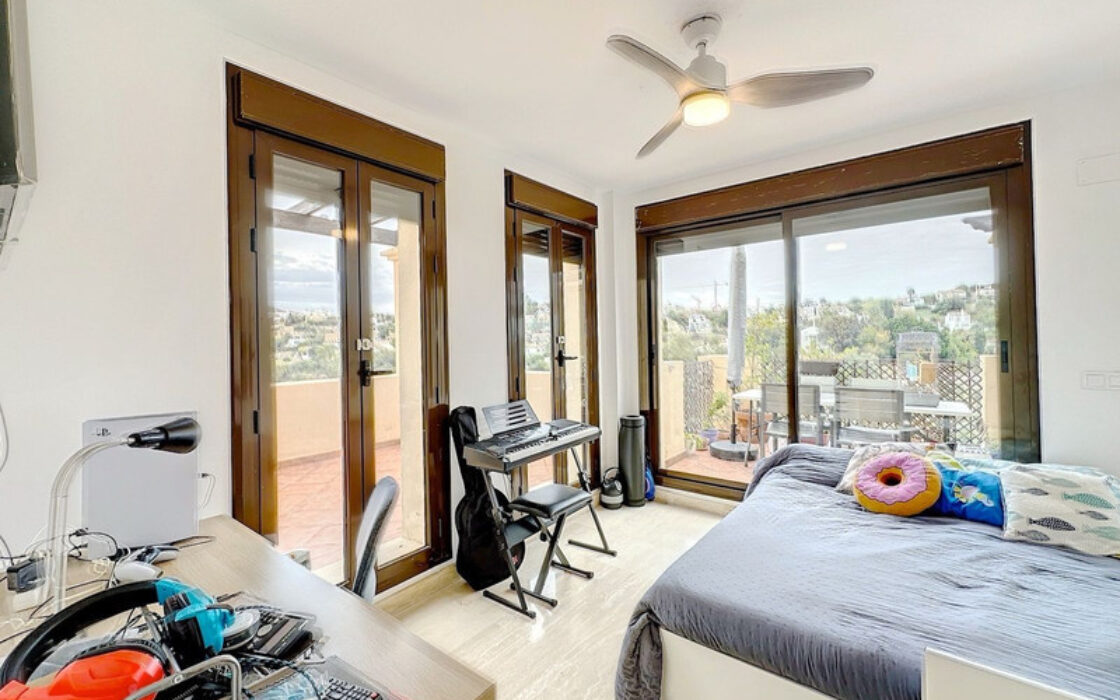 Дуплекс пентхаус с террасой в Эстепоне 170 кв.м