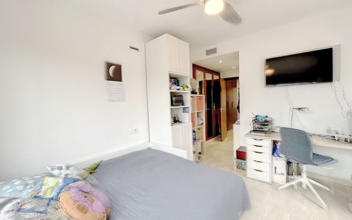 Дуплекс пентхаус с террасой в Эстепоне 170 кв.м