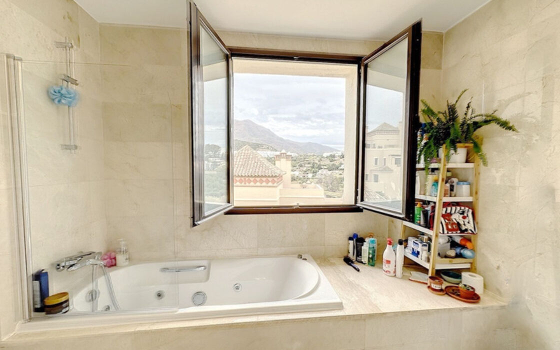 Дуплекс пентхаус с террасой в Эстепоне 170 кв.м