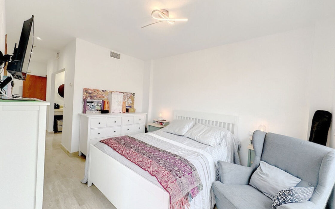 Дуплекс пентхаус с террасой в Эстепоне 170 кв.м