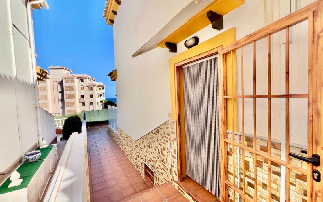 Будинок в Торрев’єсі 101 кв.м з видом на море та терасою