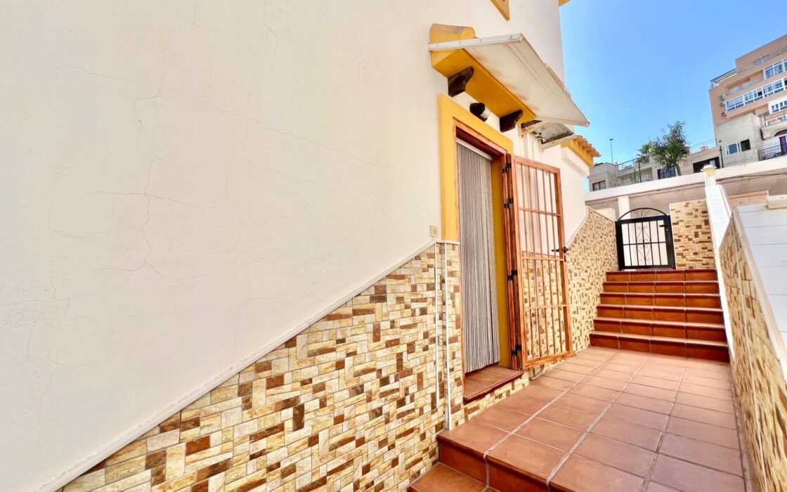 Будинок в Торрев’єсі 101 кв.м з видом на море та терасою