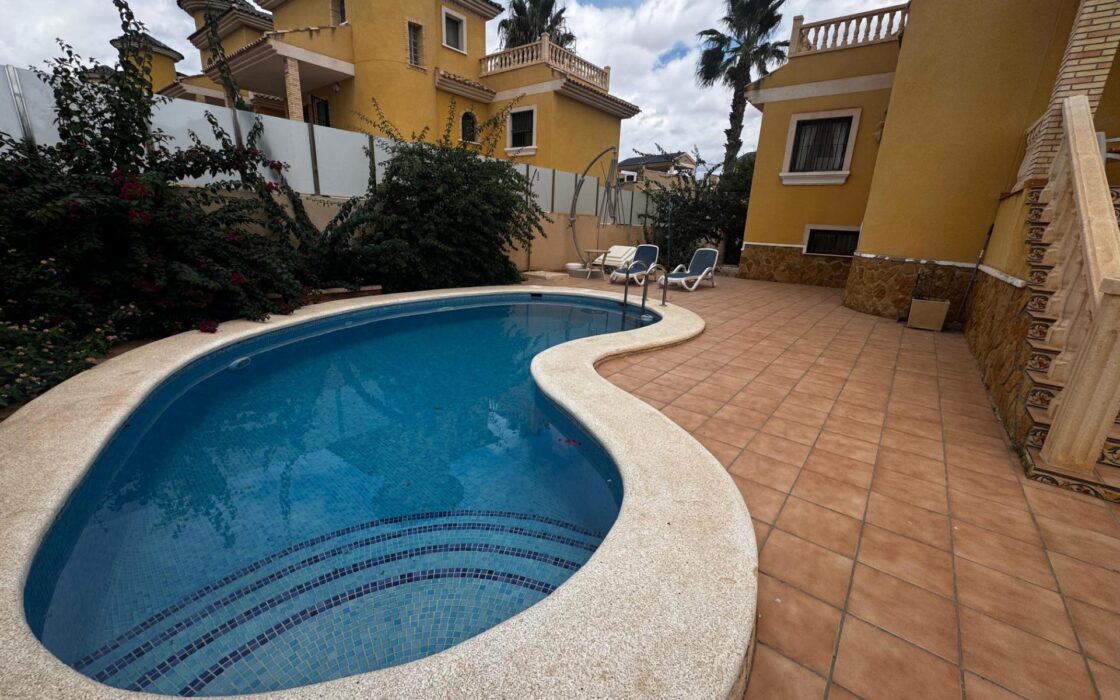 Вилла 223 кв.м в Ориуэла-Коста с бассейном и террасой