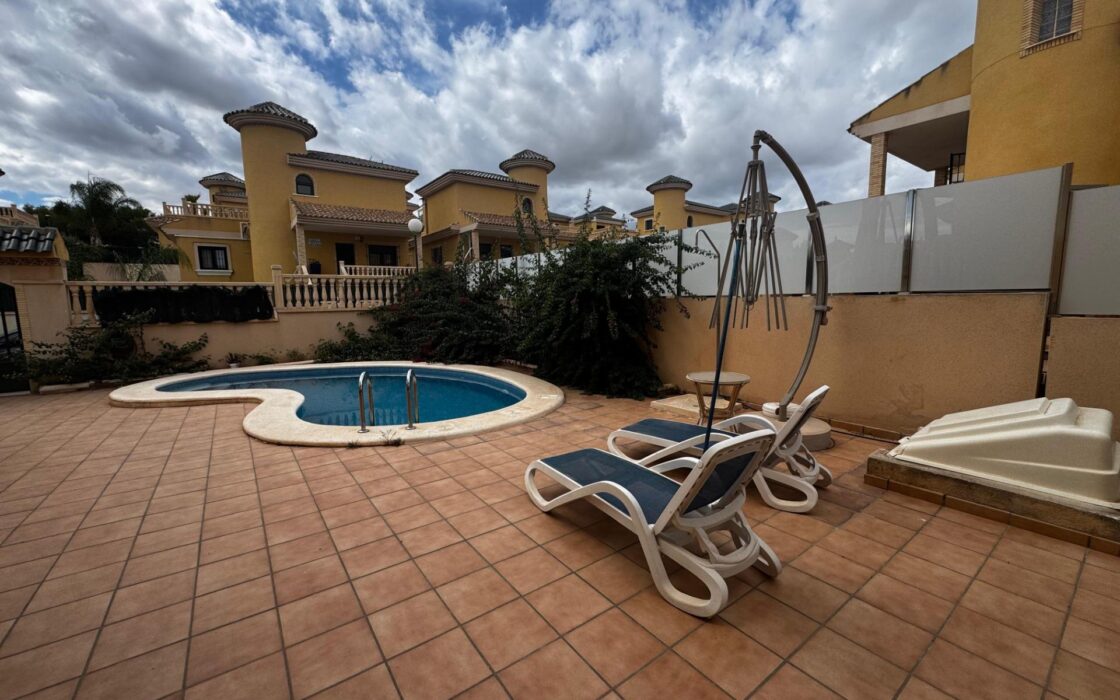 Вилла 223 кв.м в Ориуэла-Коста с бассейном и террасой