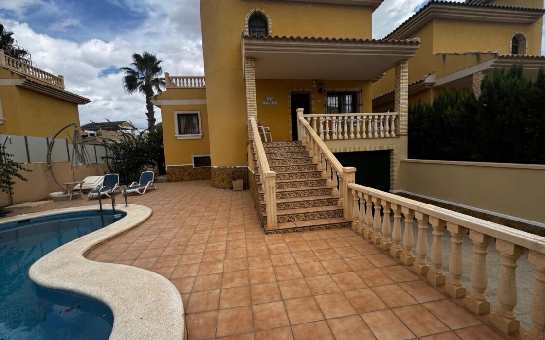 Вилла 223 кв.м в Ориуэла-Коста с бассейном и террасой