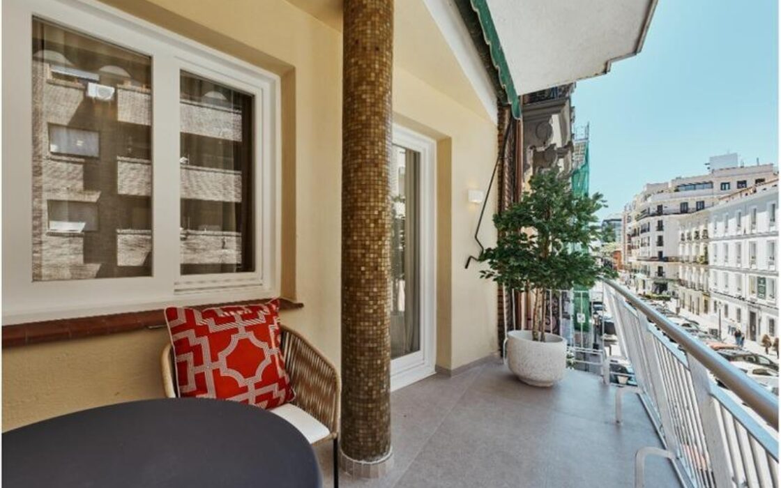 Апартаменты 141 кв.м в Мадриде с балконом и лифтом