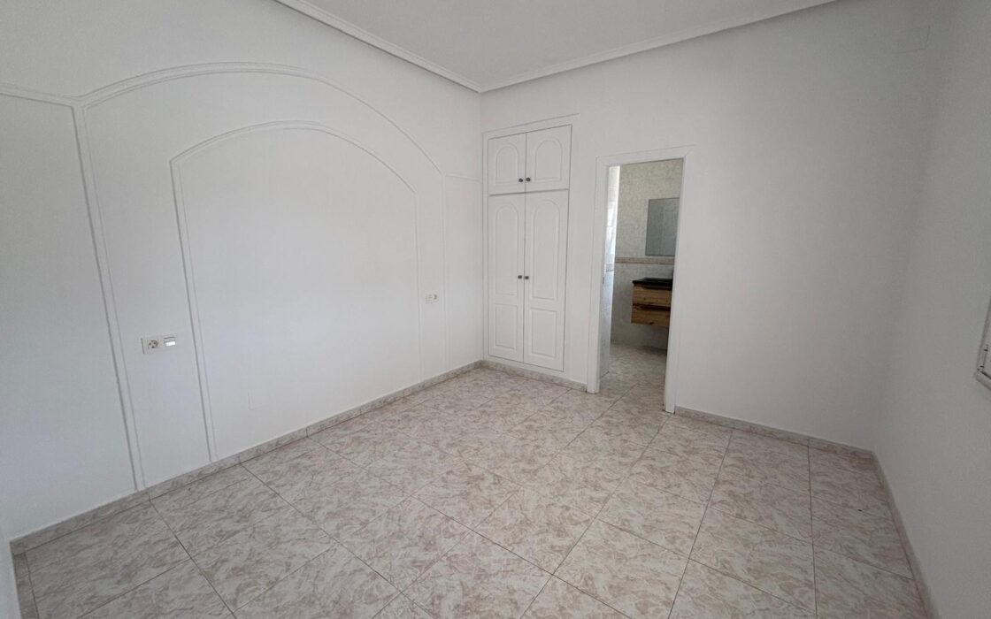 Вилла в Сьюдад Кесада 125 кв.м у моря с бассейном