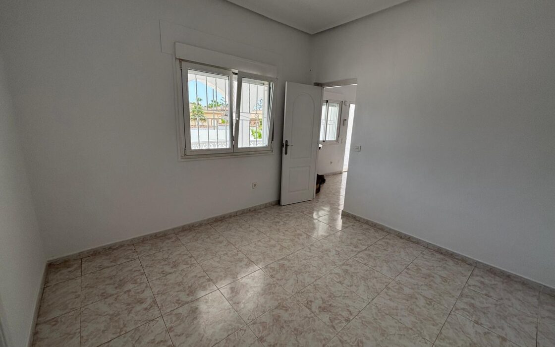 Вилла в Сьюдад Кесада 125 кв.м у моря с бассейном