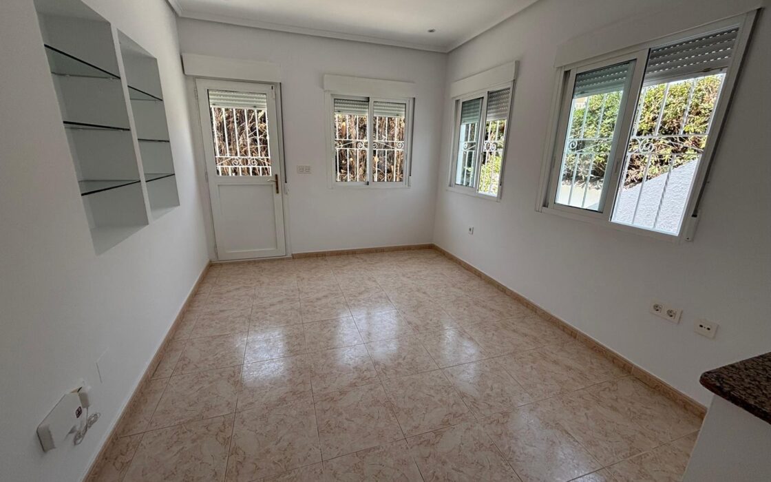 Вилла в Сьюдад Кесада 125 кв.м у моря с бассейном