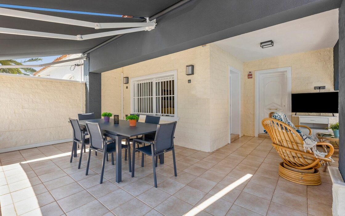 Вилла в Торревьехе 212 кв.м у моря с частным бассейном