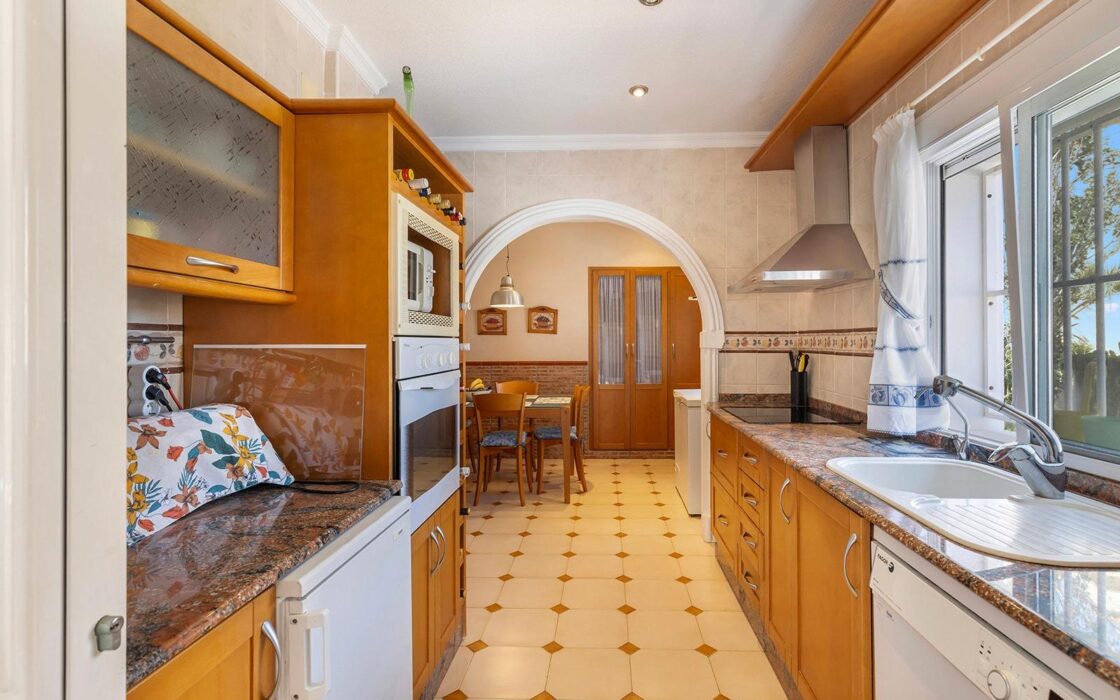 Вилла в Торревьехе 212 кв.м у моря с частным бассейном