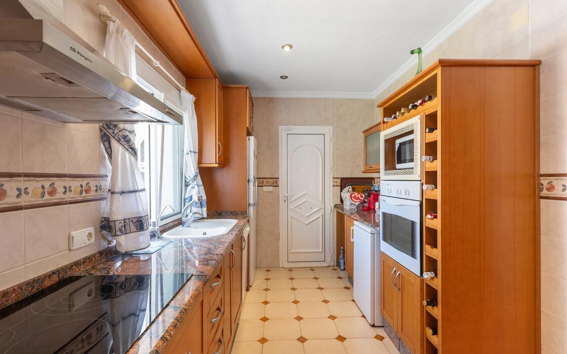 Вилла в Торревьехе 212 кв.м у моря с частным бассейном