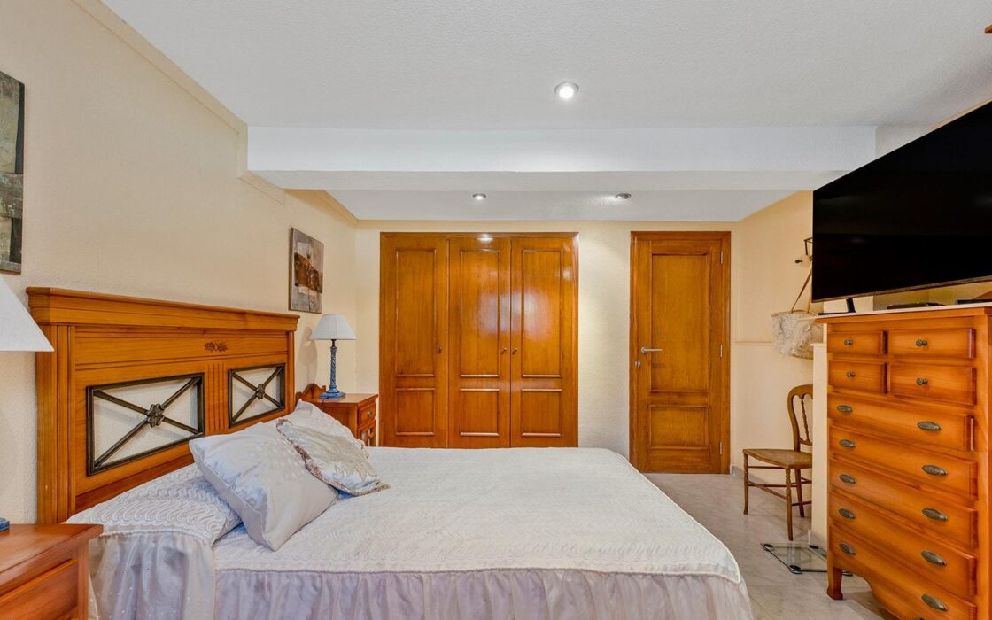 Вилла в Торревьехе 212 кв.м у моря с частным бассейном