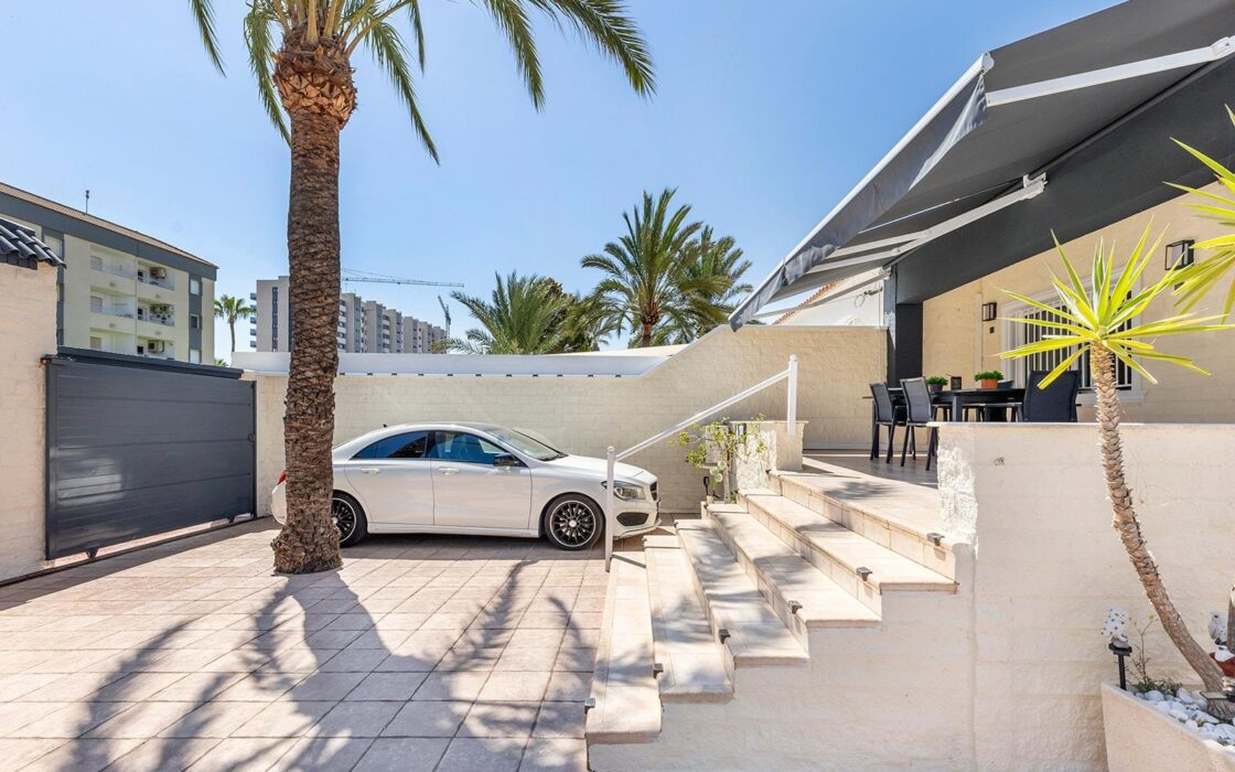 Вилла в Торревьехе 212 кв.м у моря с частным бассейном