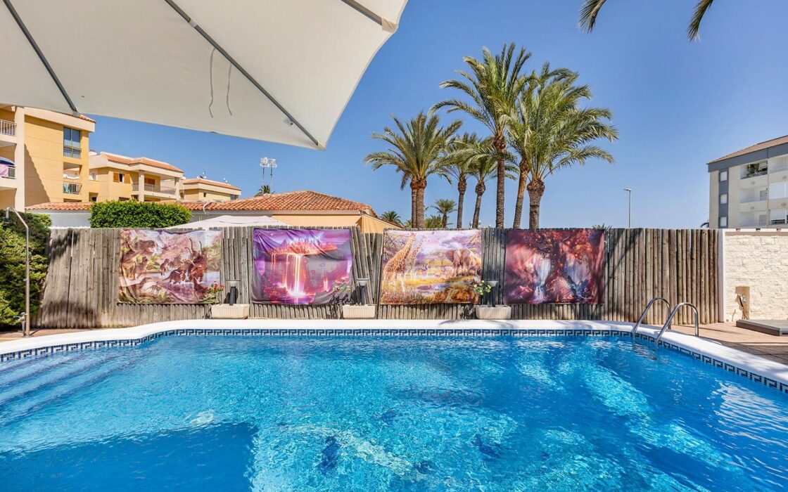 Вилла в Торревьехе 212 кв.м у моря с частным бассейном