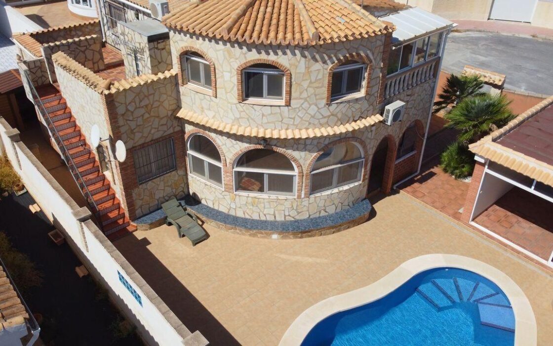 Вилла в Ориуэла Коста 79 кв.м, 4 спальни, 2.5 км до моря