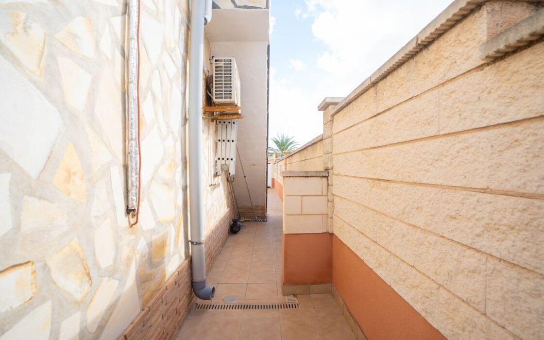 Вилла в Ориуэла Коста 79 кв.м, 4 спальни, 2.5 км до моря