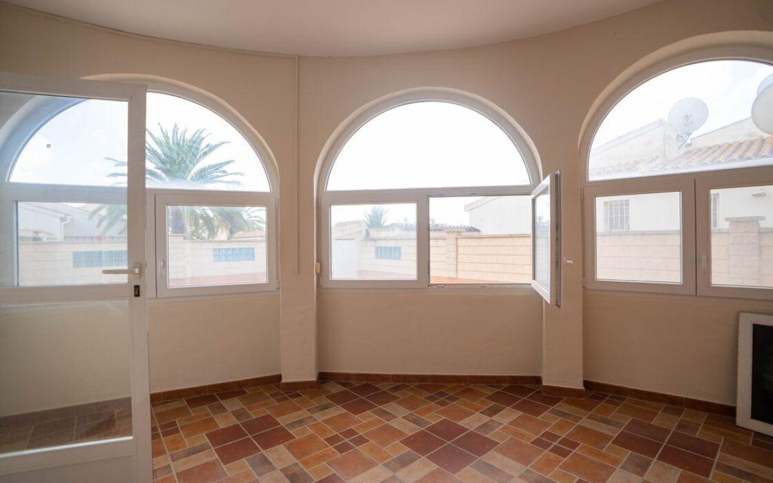 Вилла в Ориуэла Коста 79 кв.м, 4 спальни, 2.5 км до моря