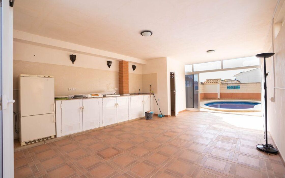 Вилла в Ориуэла Коста 79 кв.м, 4 спальни, 2.5 км до моря