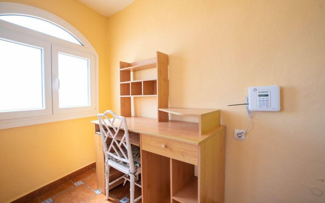 Вилла в Ориуэла Коста 79 кв.м, 4 спальни, 2.5 км до моря