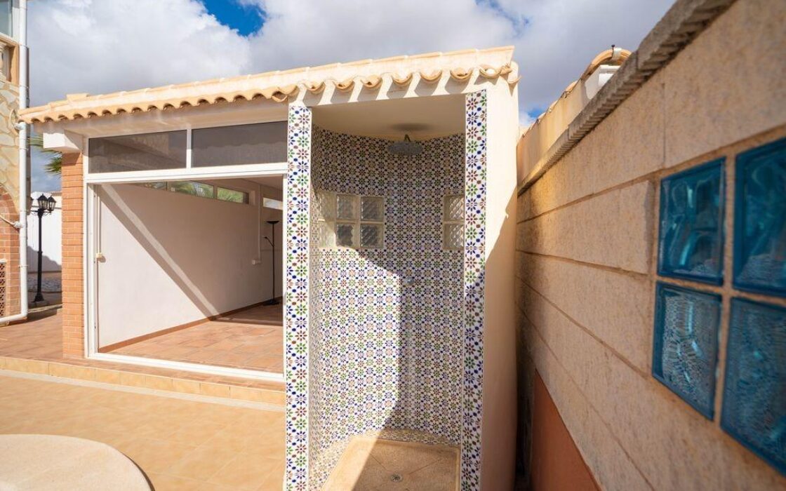 Вилла в Ориуэла Коста 79 кв.м, 4 спальни, 2.5 км до моря