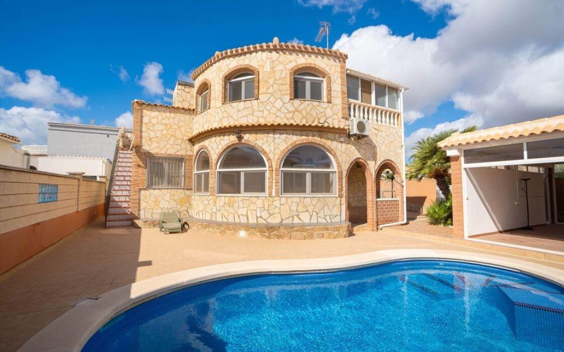 Вилла в Ориуэла Коста 79 кв.м, 4 спальни, 2.5 км до моря