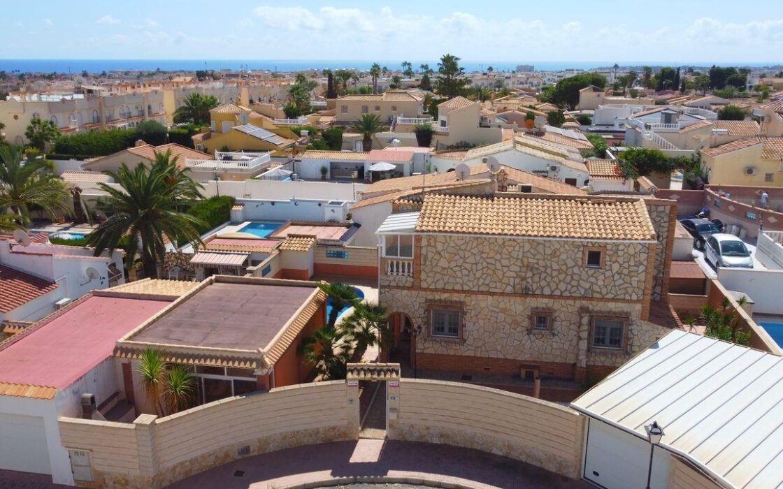 Вилла в Ориуэла Коста 79 кв.м, 4 спальни, 2.5 км до моря