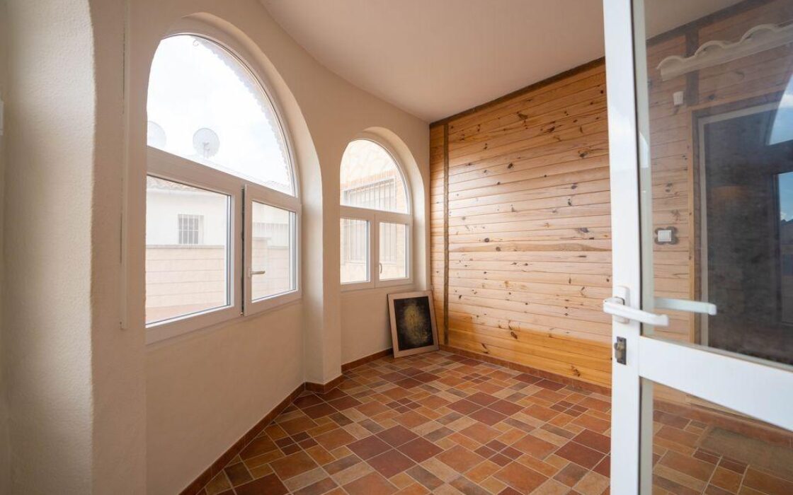 Вилла в Ориуэла Коста 79 кв.м, 4 спальни, 2.5 км до моря