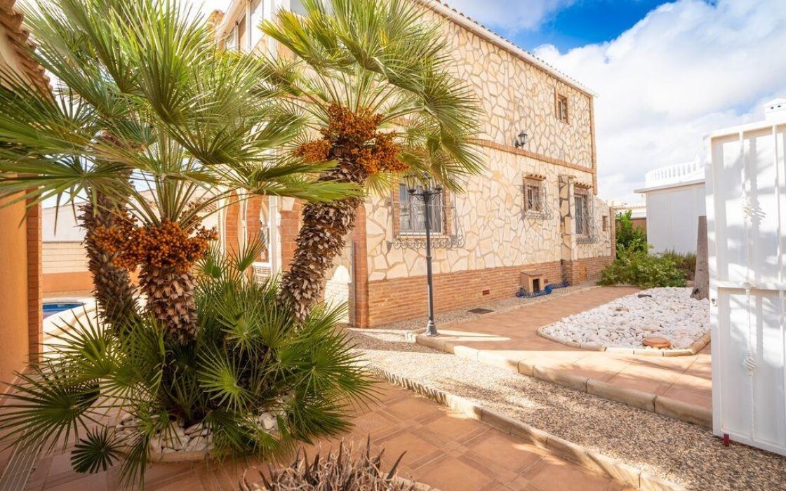 Вилла в Ориуэла Коста 79 кв.м, 4 спальни, 2.5 км до моря