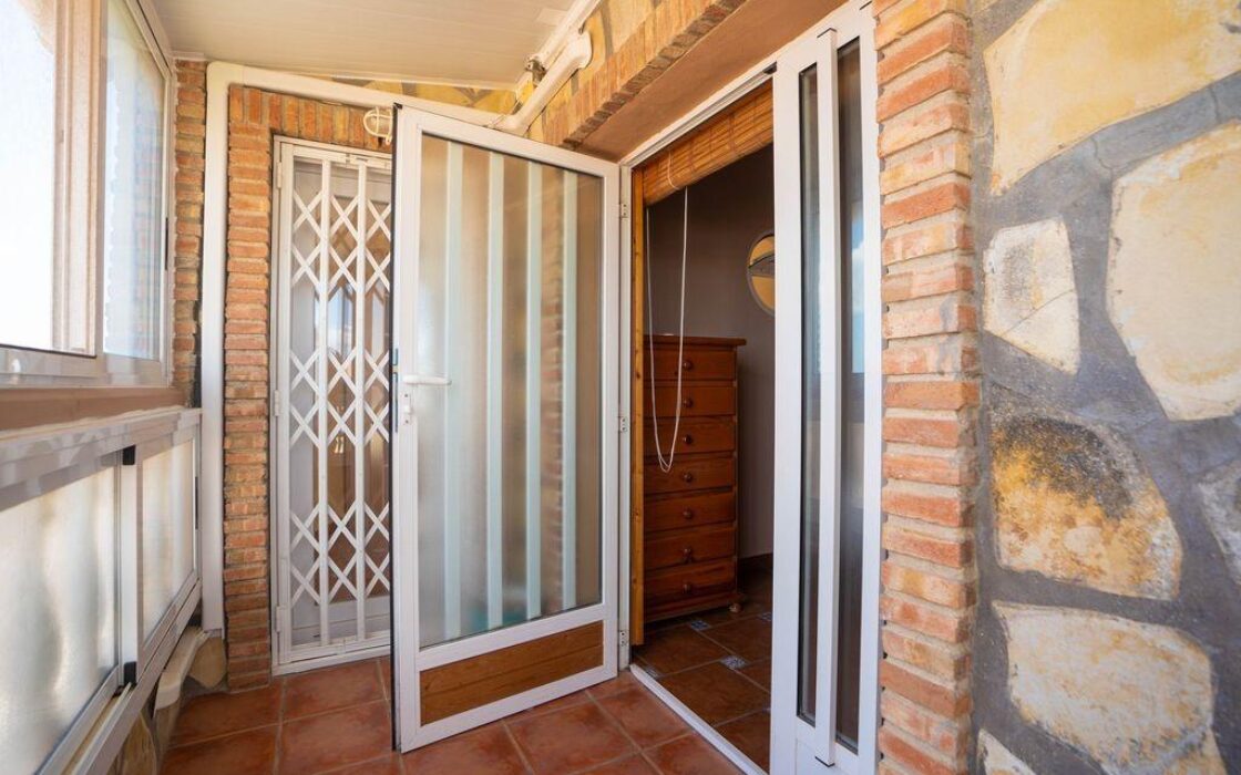 Вилла в Ориуэла Коста 79 кв.м, 4 спальни, 2.5 км до моря