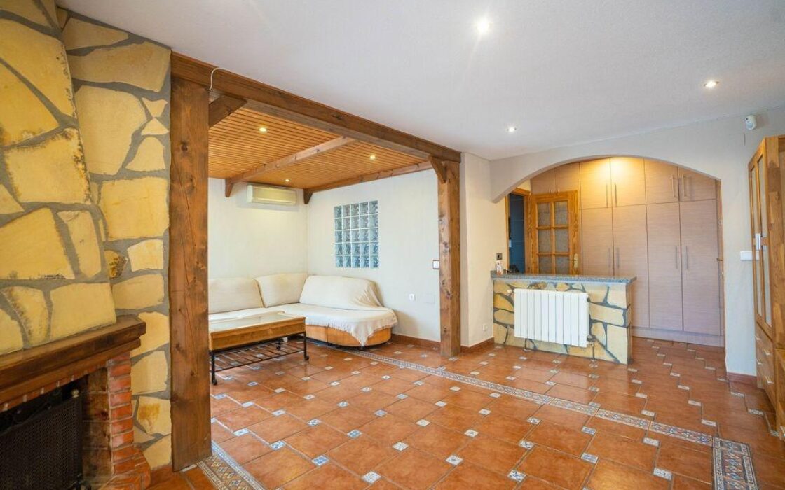 Вилла в Ориуэла Коста 79 кв.м, 4 спальни, 2.5 км до моря