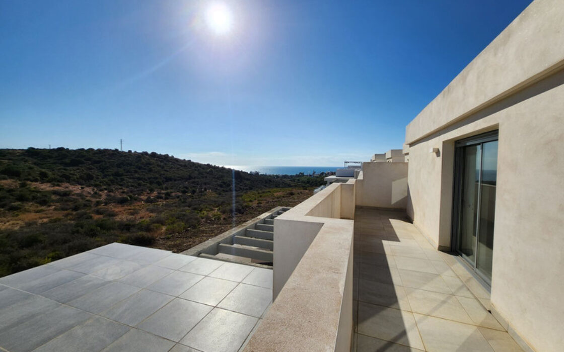 Дуплекс-пентхаус в Эстепоне 177 кв.м с террасой у моря