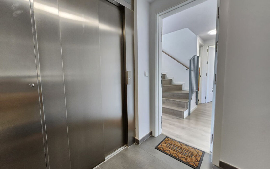 Дуплекс-пентхаус в Эстепоне 177 кв.м с террасой у моря