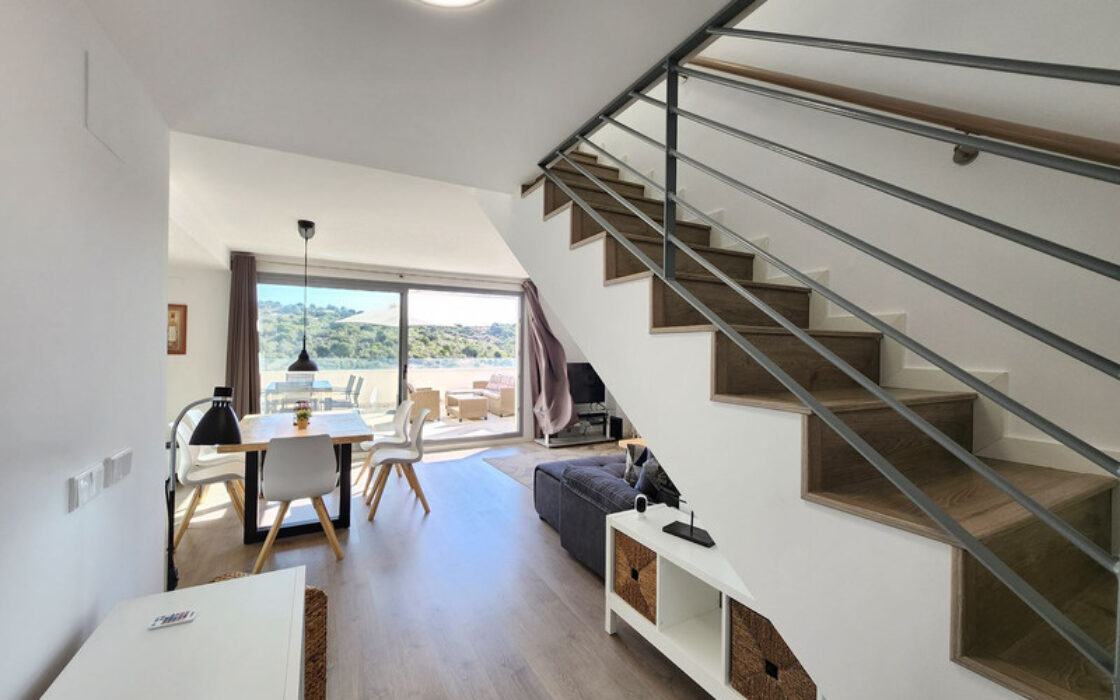 Дуплекс-пентхаус в Эстепоне 177 кв.м с террасой у моря