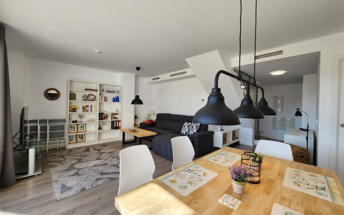 Дуплекс-пентхаус в Эстепоне 177 кв.м с террасой у моря