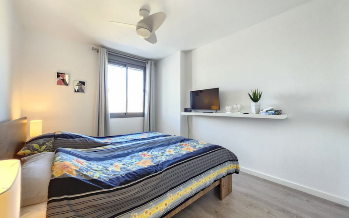 Дуплекс-пентхаус в Эстепоне 177 кв.м с террасой у моря