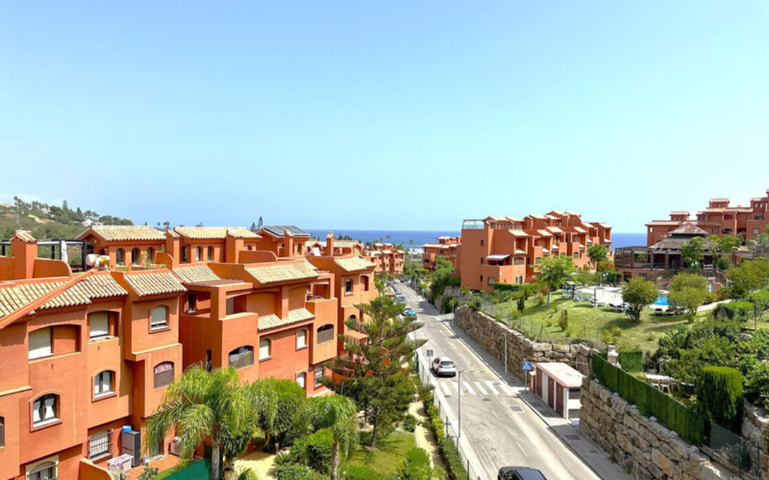 Дуплекс-пентхаус в Эстепоне 148 кв.м с террасами и видом на море