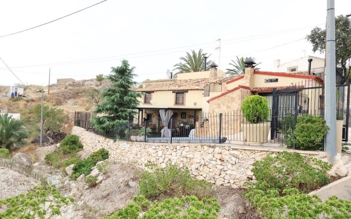 Будинок у Фортуні 200 кв.м з терасою та басейном