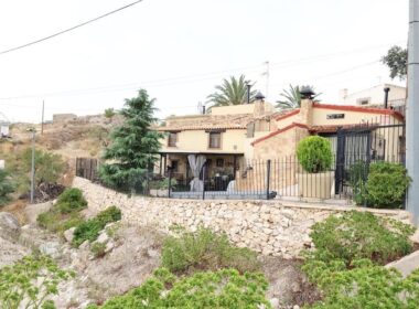 Будинок у Фортуні 200 кв.м з терасою та басейном